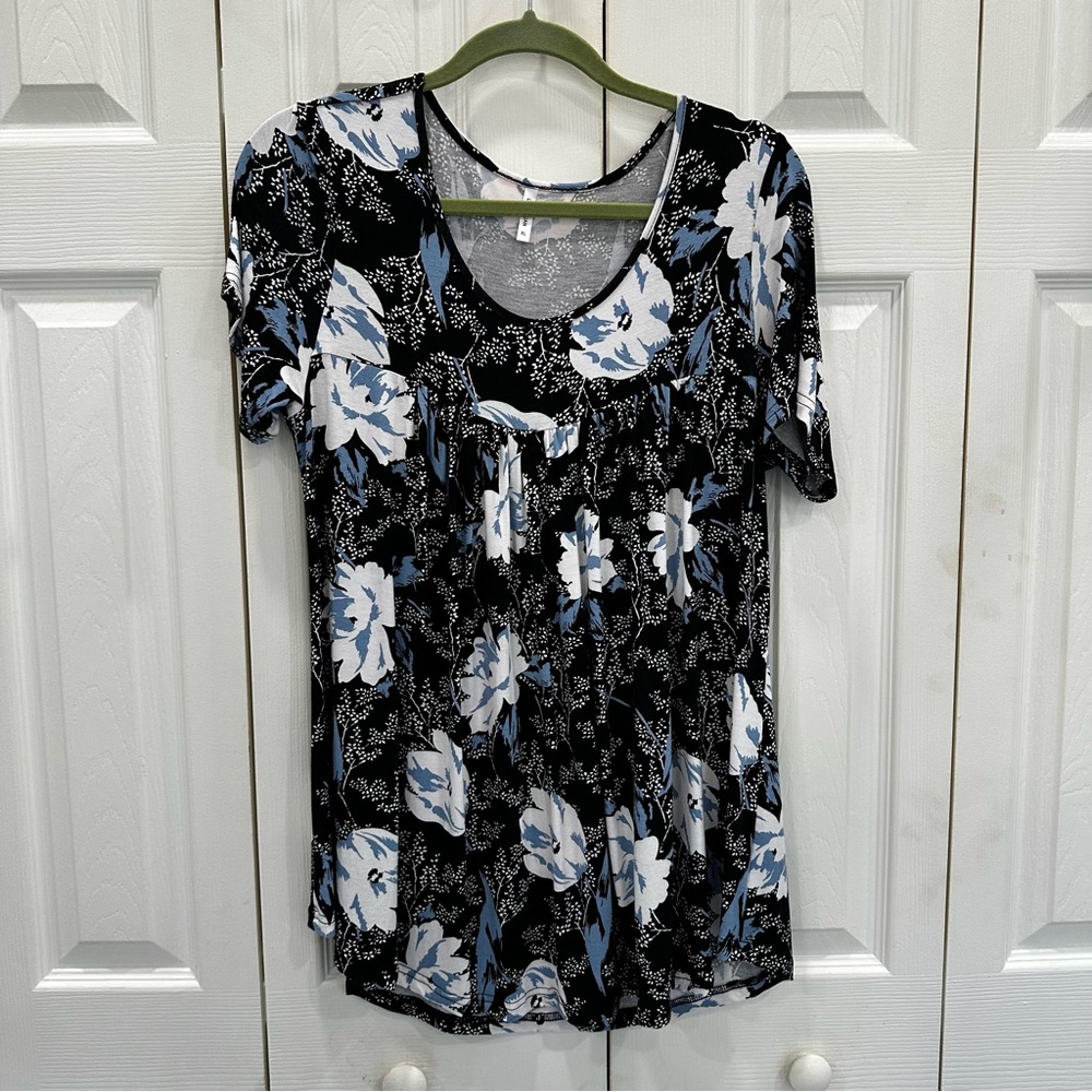 Chic Black and White Floral Women's Tee